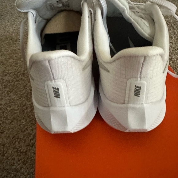 Nike Light Gray Athletic Sneakers new in box Pegasus 39 - Picture 3 of 6